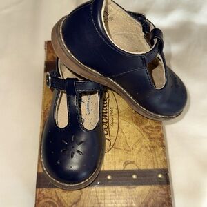 EUC navy blue Footmates-girls size 8.5, in excellent condition. Best girl shoes